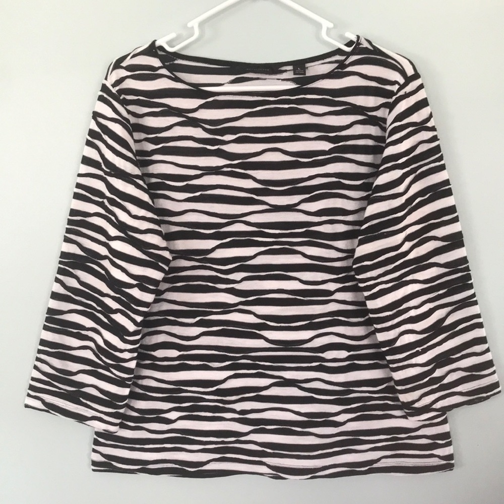 Classy, round neck, black and white top.